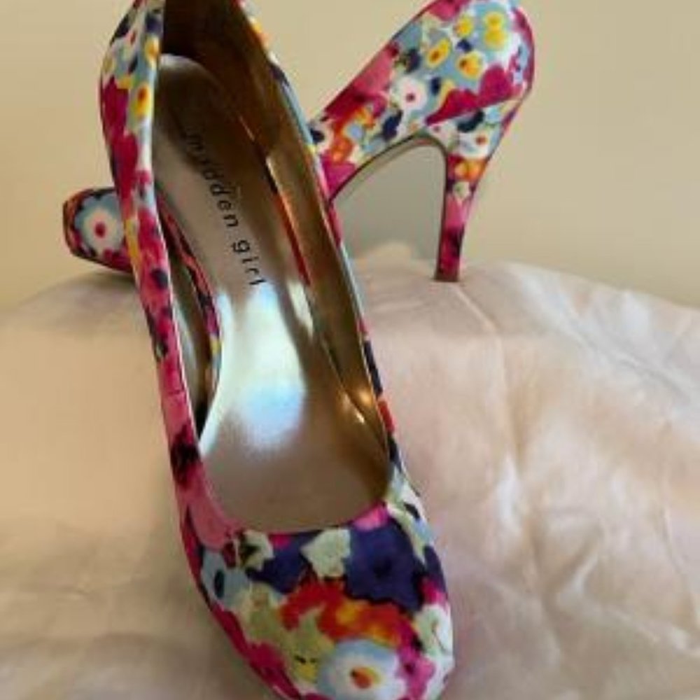 Multi color satin feel platform pump 6.5M like new